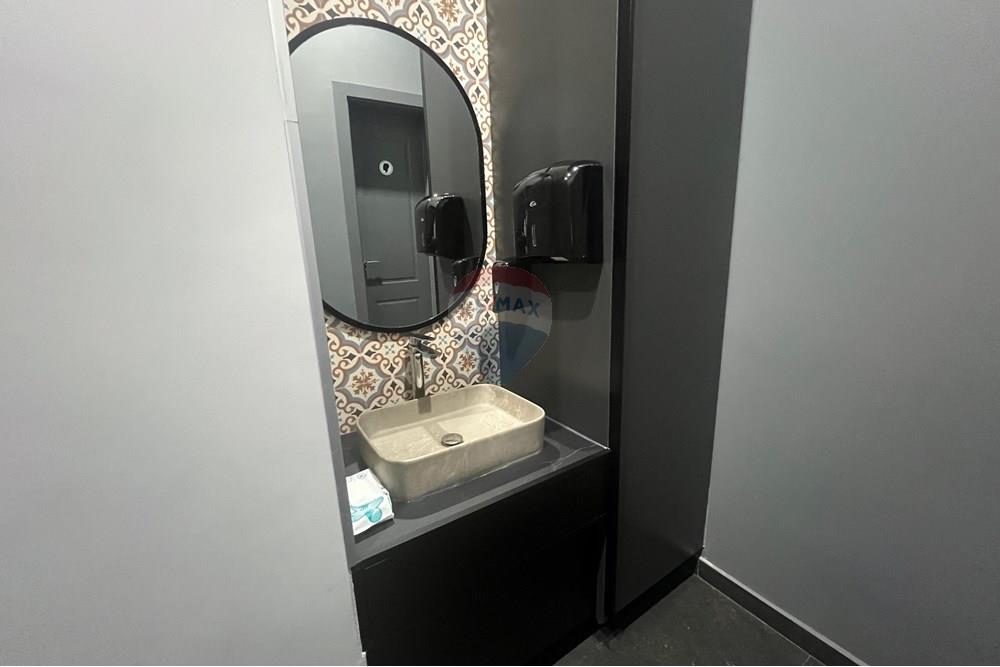 Super bureau à vendre, récemment investi dans le complexe delijorgji !