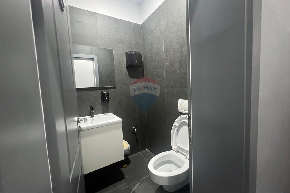 Super bureau à vendre, récemment investi dans le complexe delijorgji !
