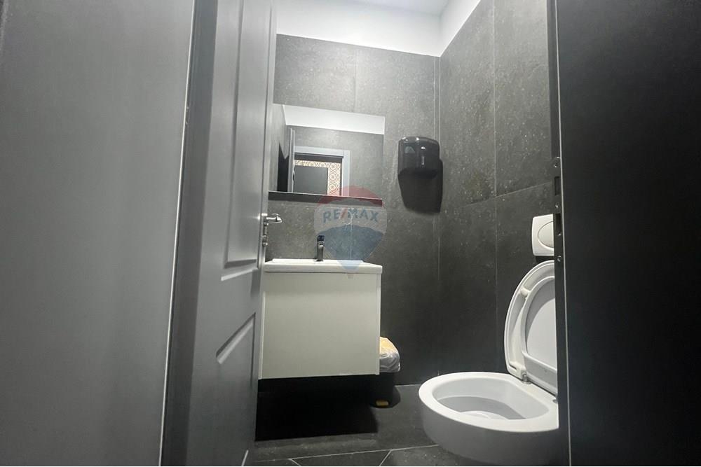 Super bureau à vendre, récemment investi dans le complexe delijorgji !