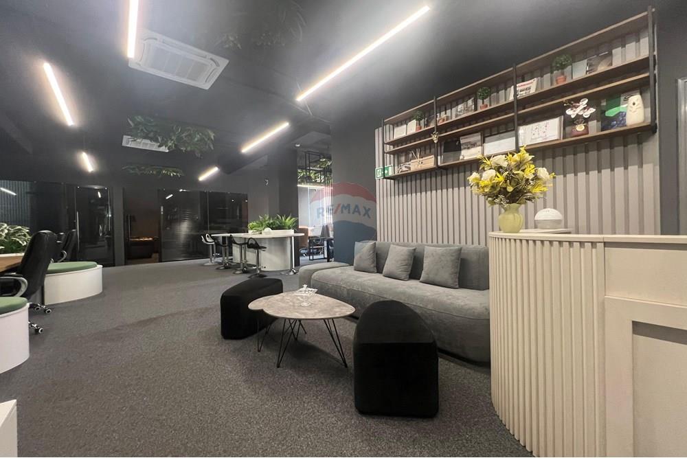 Super bureau à vendre, récemment investi dans le complexe delijorgji !
