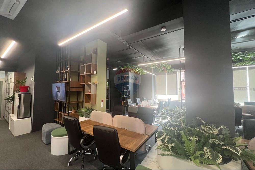 Super bureau à vendre, récemment investi dans le complexe delijorgji !