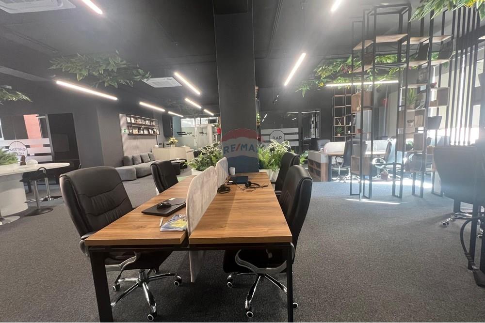 Super bureau à vendre, récemment investi dans le complexe delijorgji !