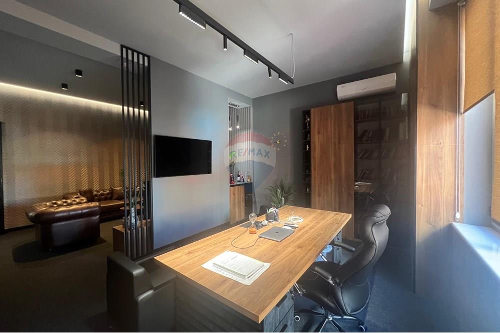 Super bureau à vendre, récemment investi dans le complexe delijorgji !