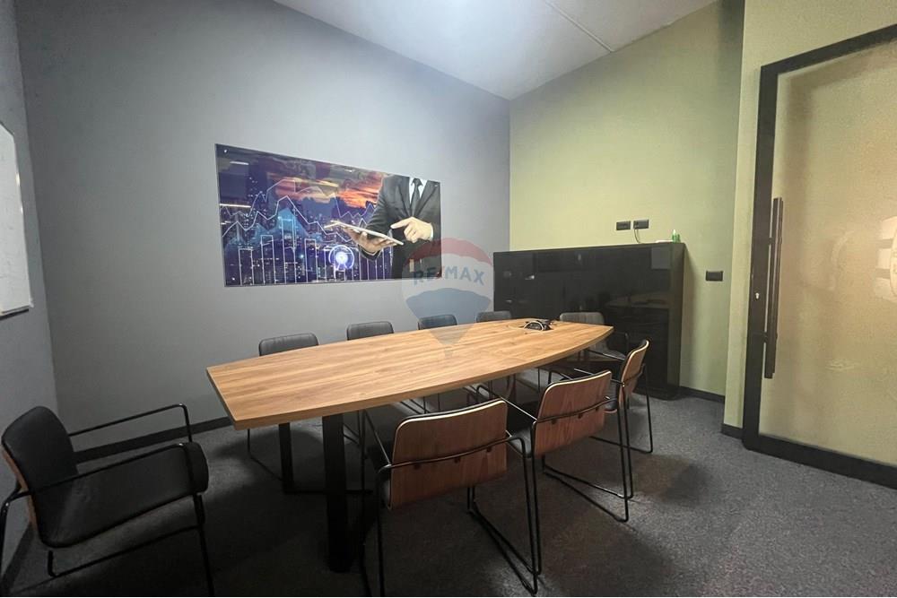 Super bureau à vendre, récemment investi dans le complexe delijorgji !