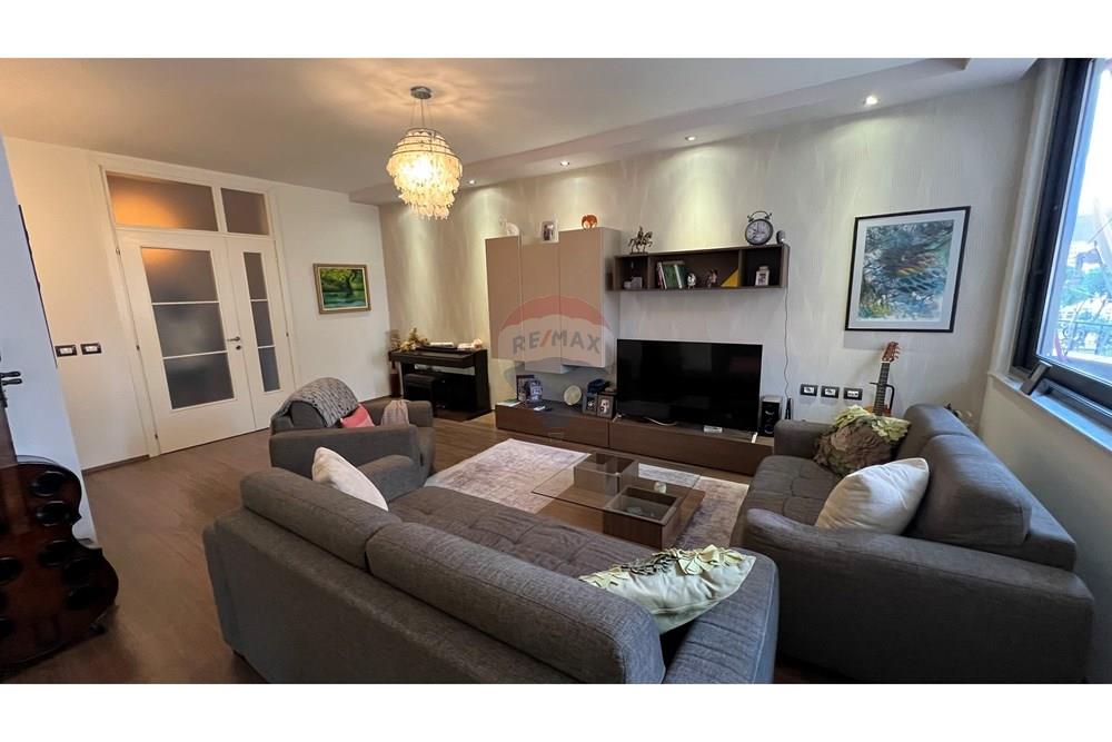 Zona Blloku cerca de la calle ismail qemali, apartamento 3+1+2 en alquiler