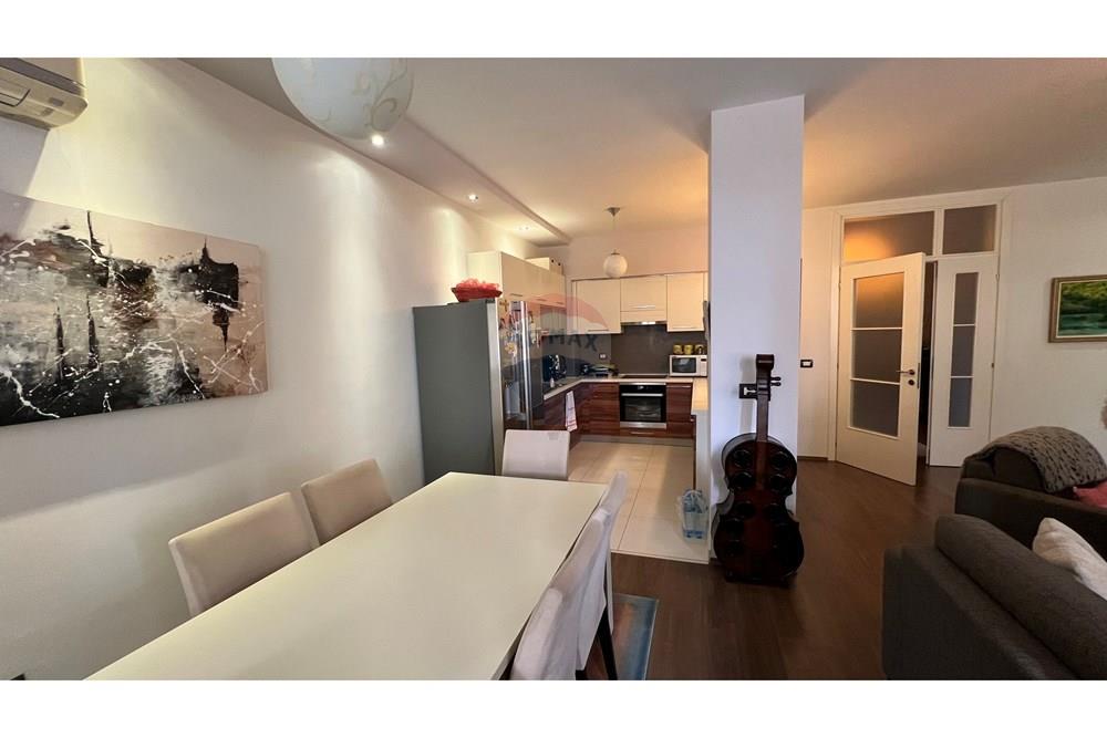 Zona Blloku cerca de la calle ismail qemali, apartamento 3+1+2 en alquiler