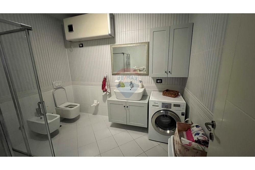 Zona Blloku cerca de la calle ismail qemali, apartamento 3+1+2 en alquiler