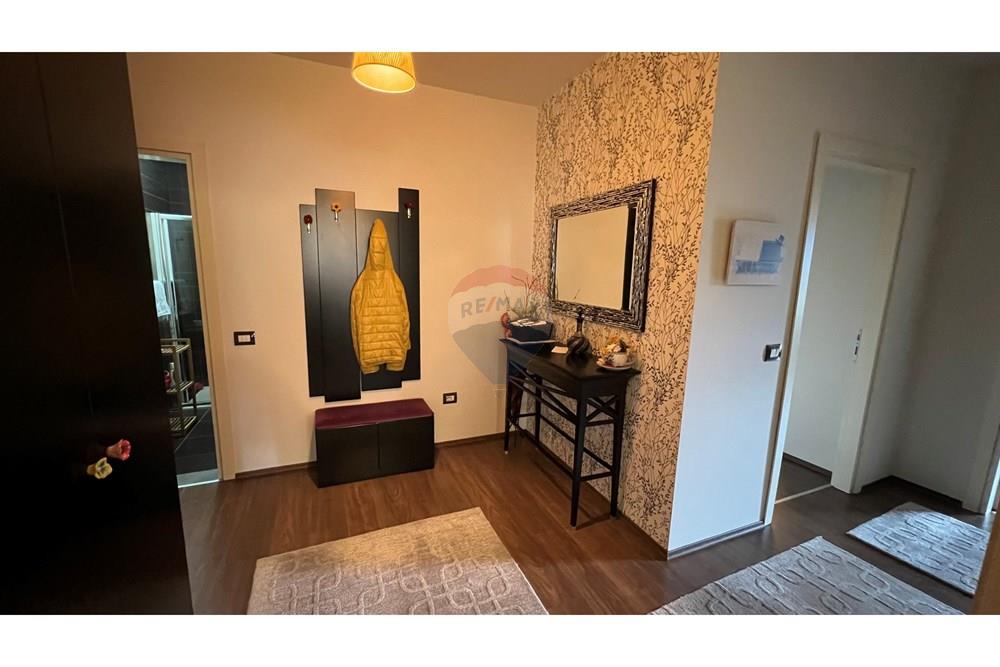 Zona Blloku cerca de la calle ismail qemali, apartamento 3+1+2 en alquiler