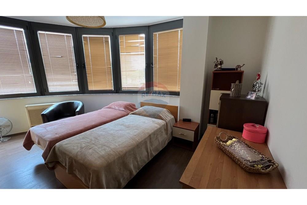 Zona Blloku cerca de la calle ismail qemali, apartamento 3+1+2 en alquiler