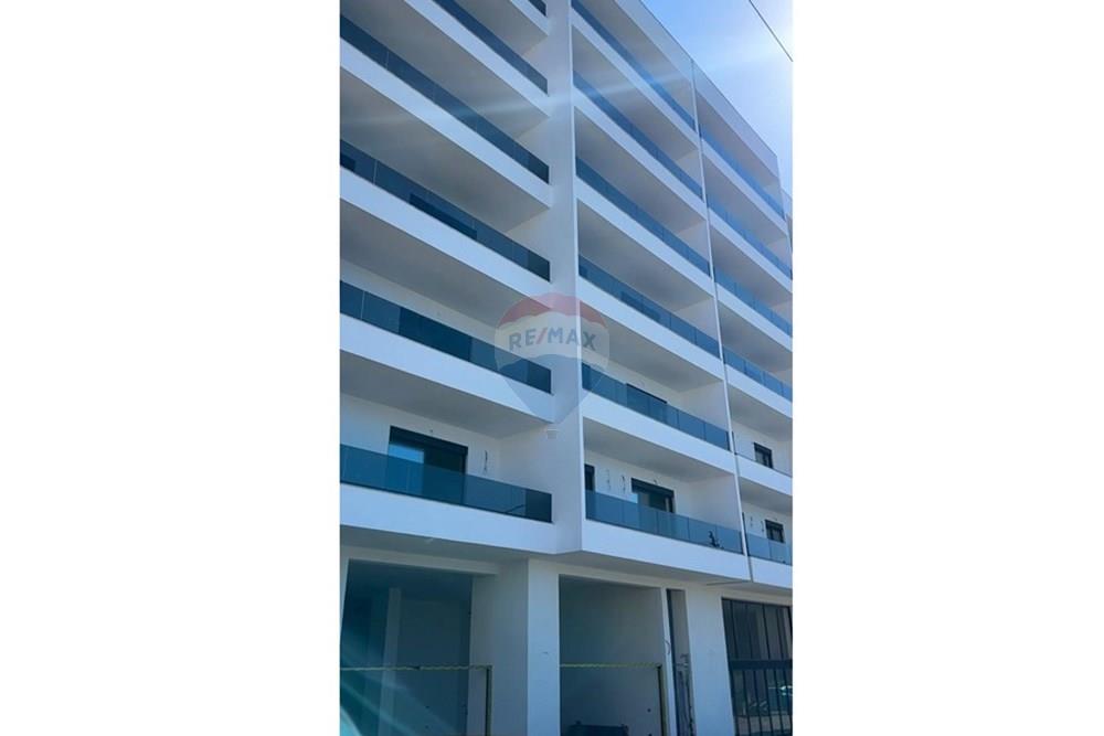 Apartamenti ka një sipërfaqe totale prej 91 m² dhe organizohet në mënyrë funksionale në: