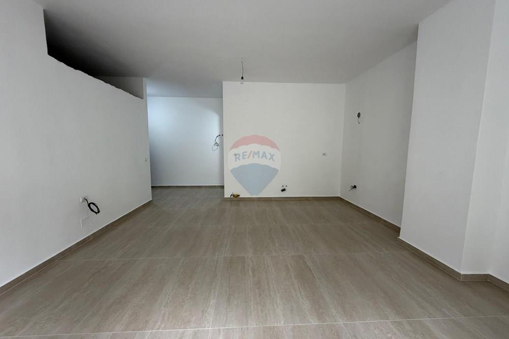 Apartamenti ka një sipërfaqe totale prej 91 m² dhe organizohet në mënyrë funksionale në: (2)