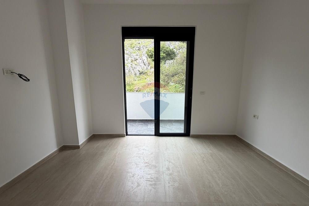 Apartamenti ka një sipërfaqe totale prej 91 m² dhe organizohet në mënyrë funksionale në: (3)