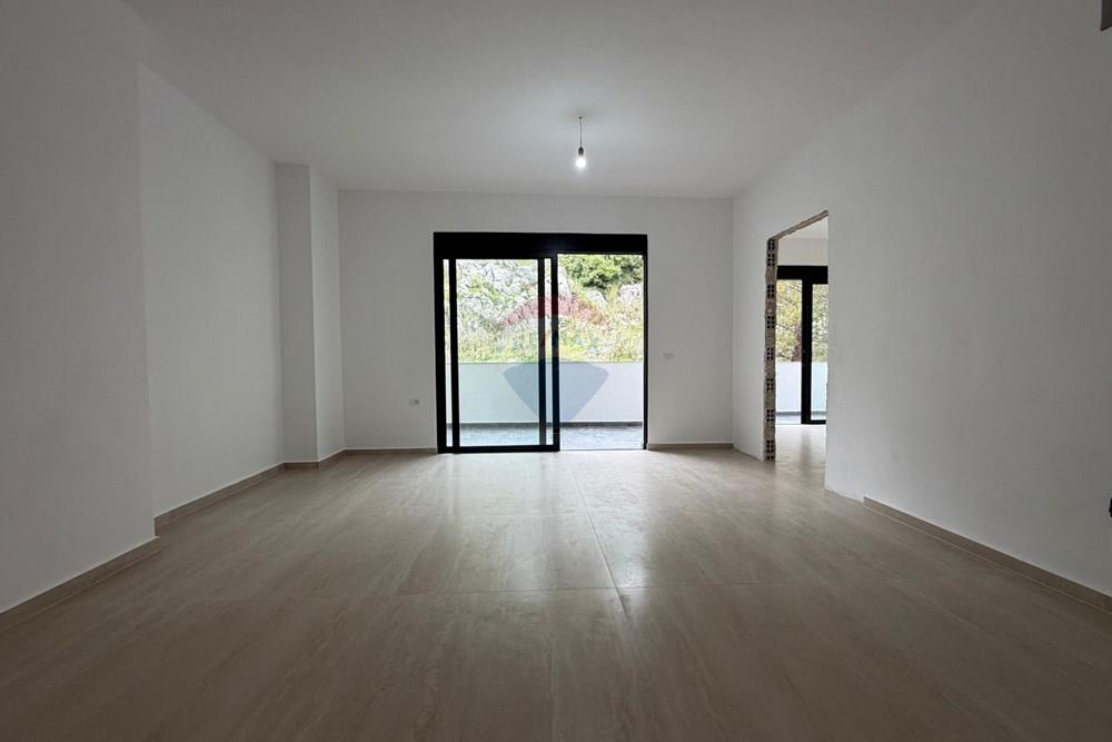 Apartamenti ka një sipërfaqe totale prej 91 m² dhe organizohet në mënyrë funksionale në: (5)