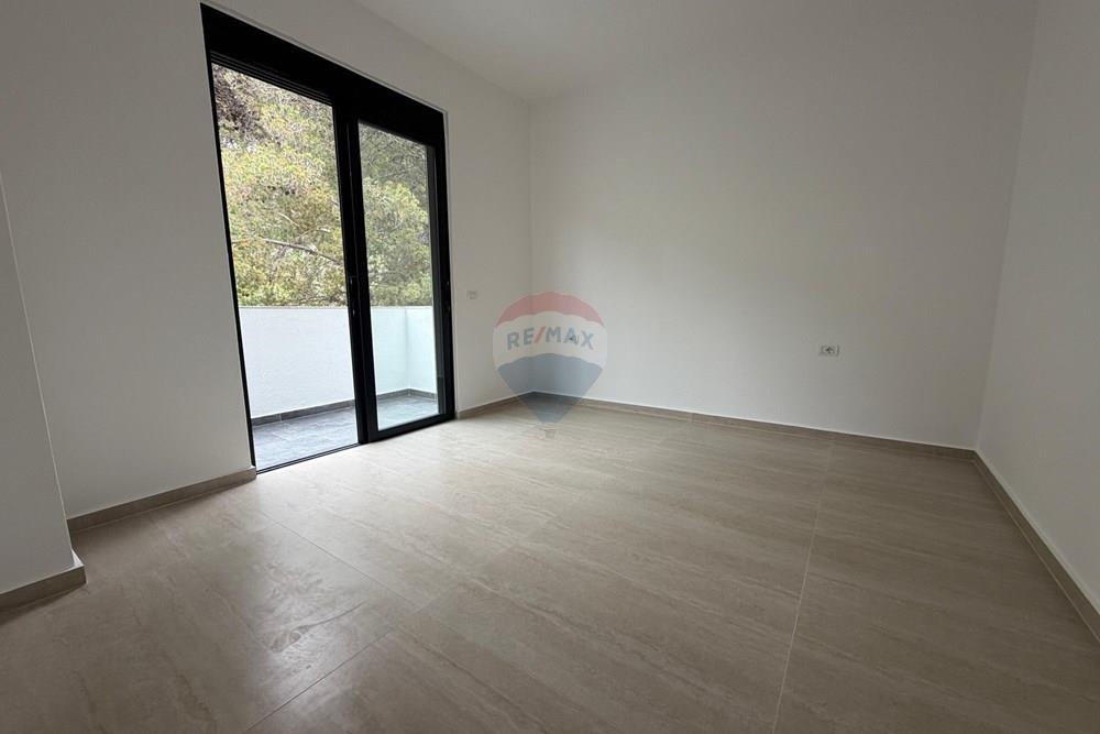 Apartamenti ka një sipërfaqe totale prej 91 m² dhe organizohet në mënyrë funksionale në: (6)