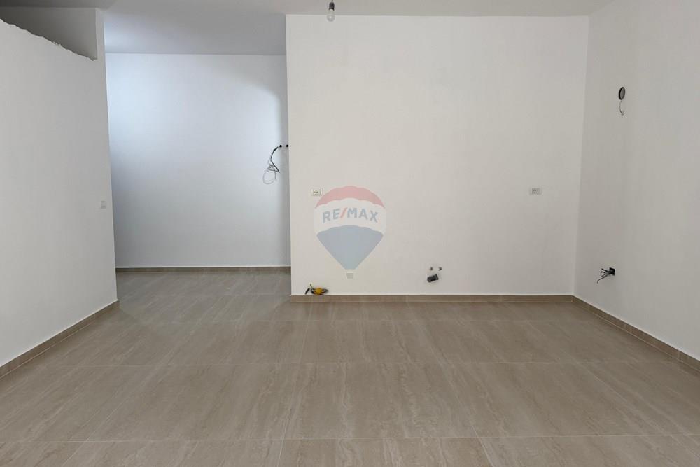 Apartamenti ka një sipërfaqe totale prej 91 m² dhe organizohet në mënyrë funksionale në: (7)