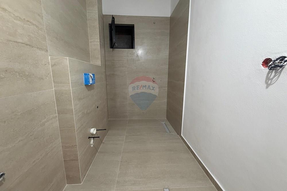 Apartamenti ka një sipërfaqe totale prej 91 m² dhe organizohet në mënyrë funksionale në: (8)