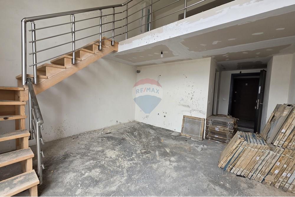 Ofrojme dupleks per shitje ne zonen e shengjinit perballe bar "Leonit". (3)