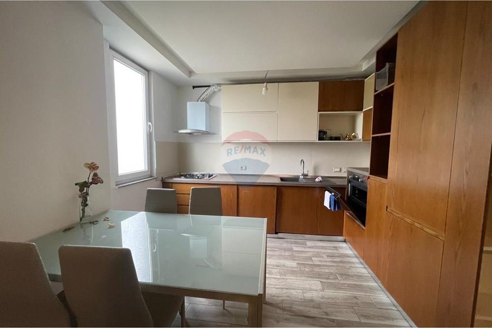 Ofrohet apartament 2+1+2 per qira ne Astir prane bar return.