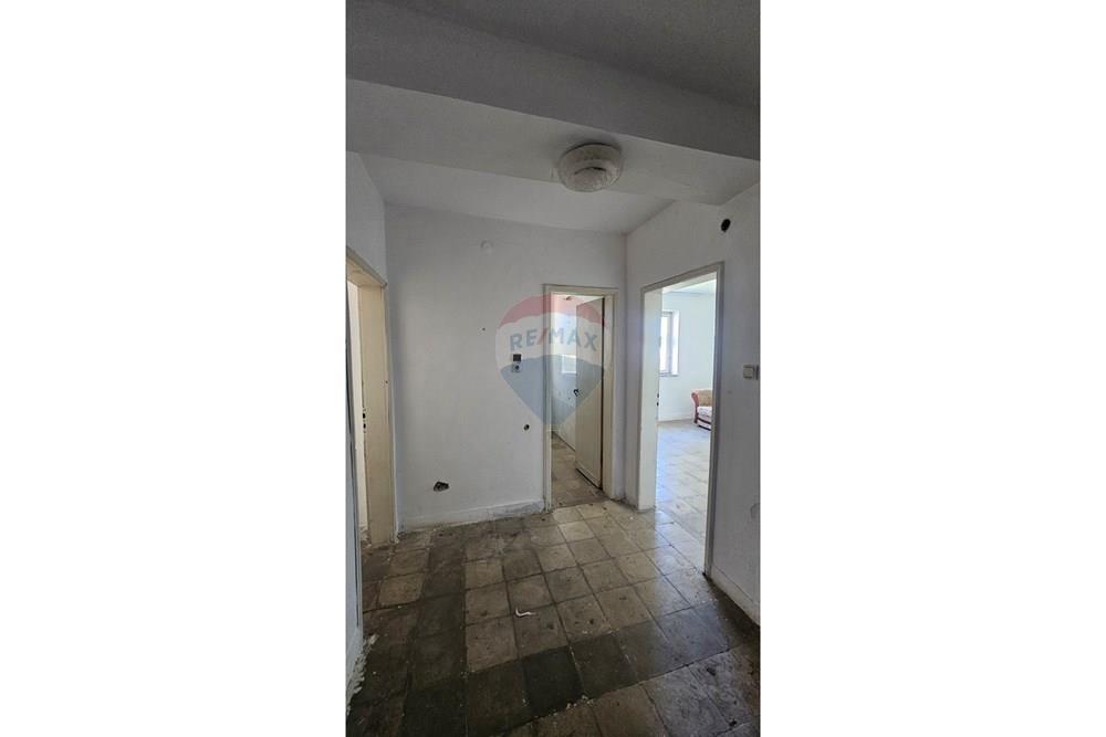Thanas ikonomi straße, Fier (8)