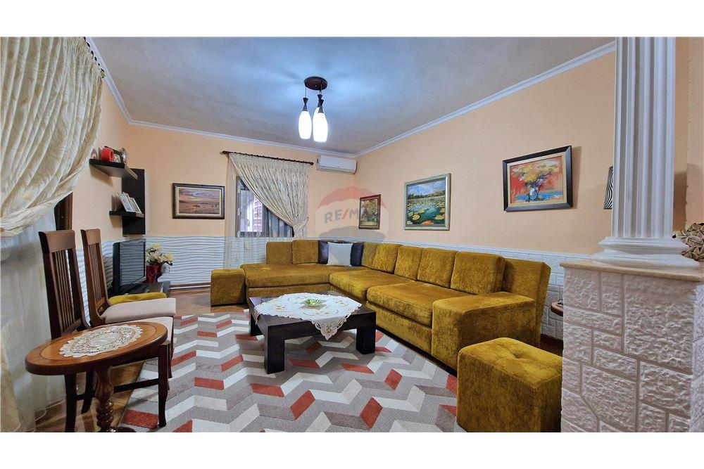 Casa privada à venda em cole
