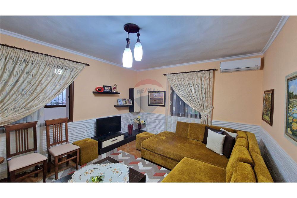 Casa privada à venda em cole (2)