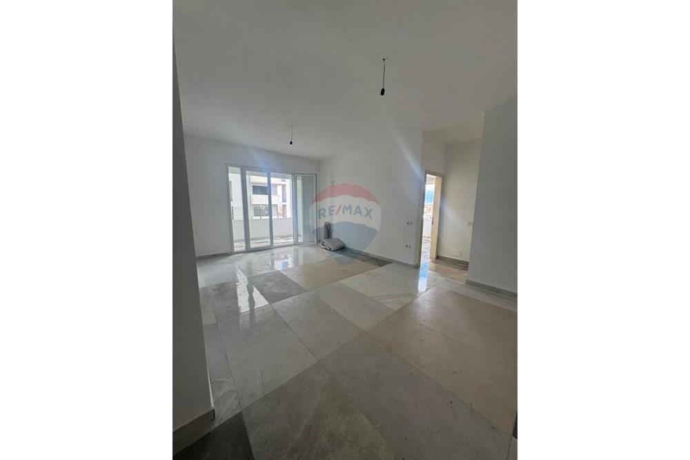 Pallatet e verdha, Tirana