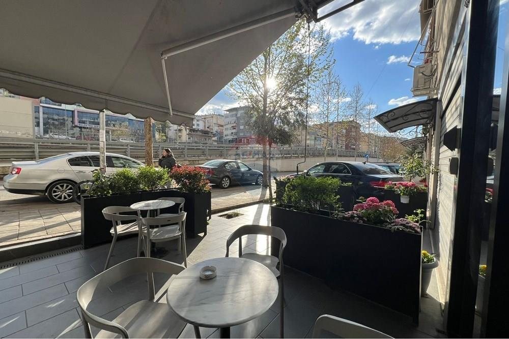 Unità commerciale in vendita nella zona del comune di parigi, vicino al centro kristal.