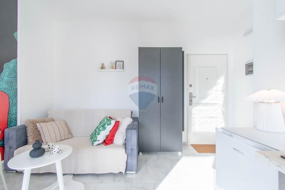 Shitet studio me sipërfaqe 24 m², e pozicionuar në rruga e gjashtë në Sarandë. Studio është plotësisht e mobiluar dhe gati për banim ose për investim. (4)