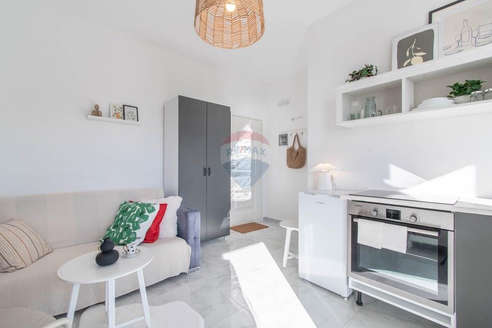 Shitet studio me sipërfaqe 24 m², e pozicionuar në rruga e gjashtë në Sarandë. Studio është plotësisht e mobiluar dhe gati për banim ose për investim. (5)