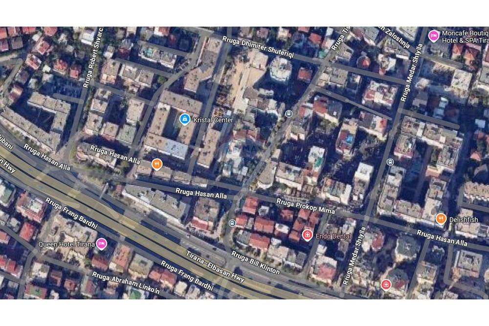Dans la zone de la commune de paris, en face du kristal center, se trouve un magasin d'Une Superficie Totale De 36 Mètres Carrés Et D'une superficie nette de 27,7 mètres carrés.