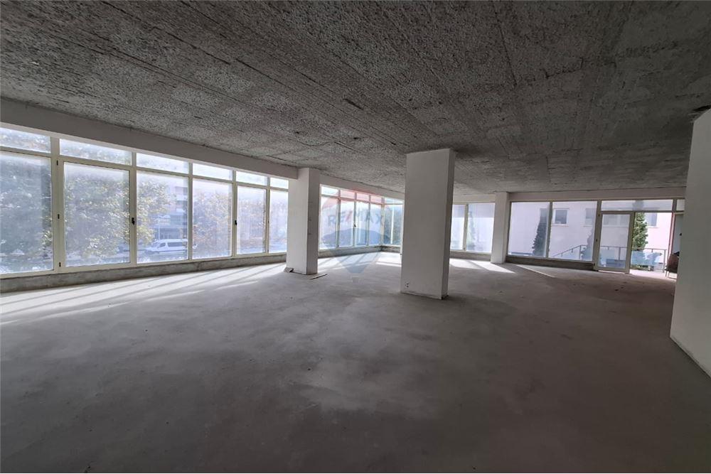 À vendre espace commercial sur transballkanike, Vlorë (2)