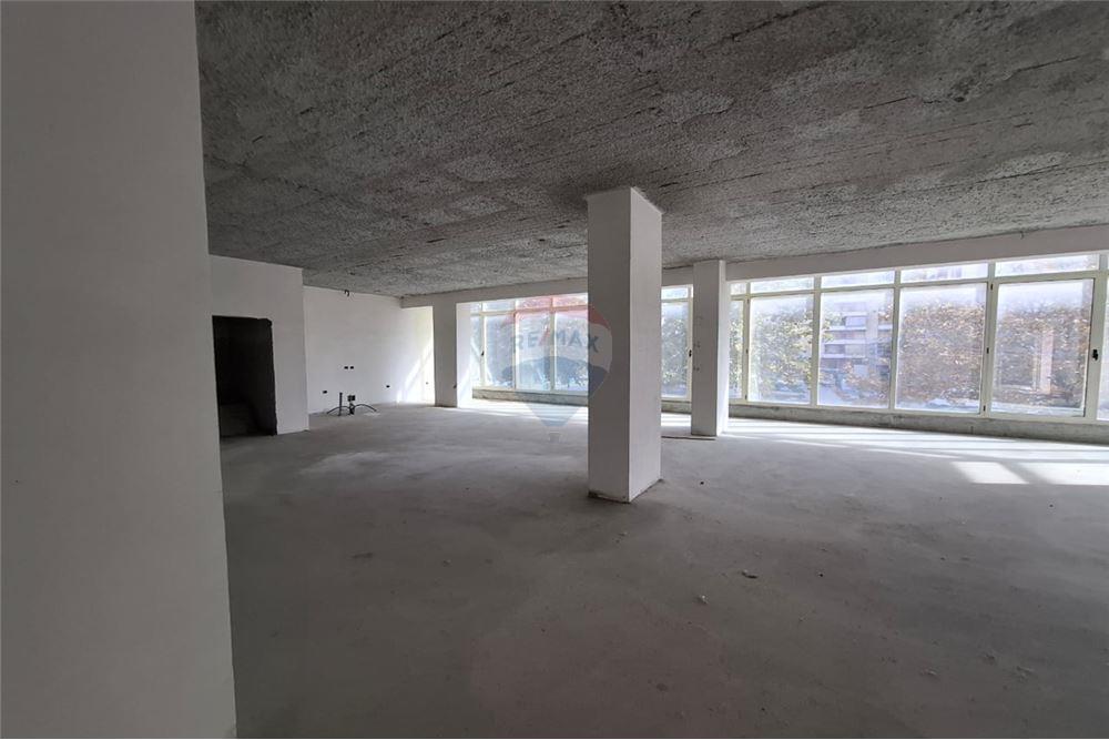 À vendre espace commercial sur transballkanike, Vlorë (3)