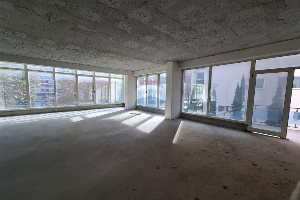 À vendre espace commercial sur transballkanike, Vlorë (4)