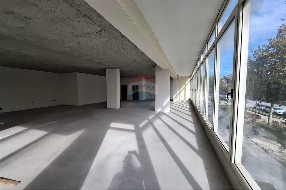 À vendre espace commercial sur transballkanike, Vlorë (6)