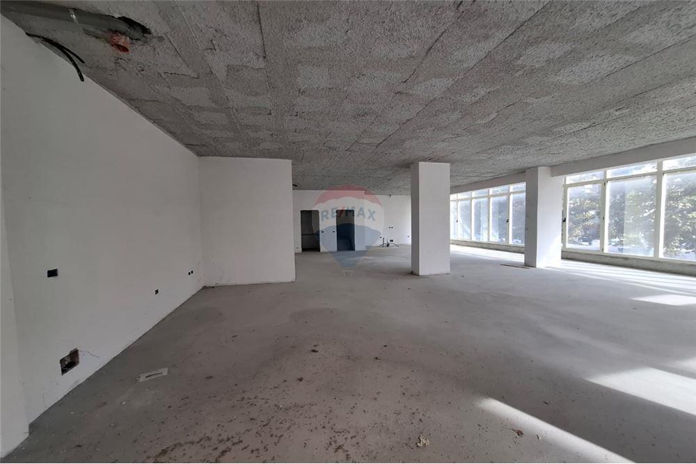 À vendre espace commercial sur transballkanike, Vlorë (7)