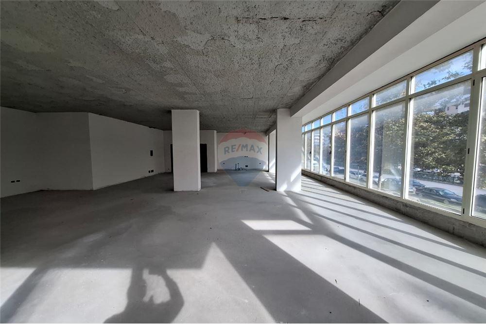 À vendre espace commercial sur transballkanike, Vlorë (8)