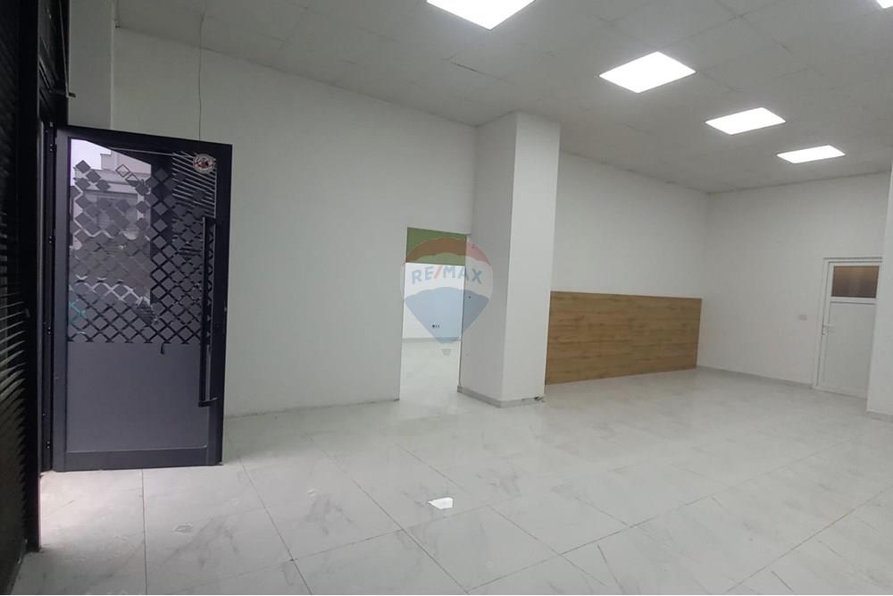 Lëshohet me qira lokali tek Mati 1, Prishtinë. Ky lokal me sipërfaqe prej 104 m² është i vendosur në një nga zonat më të frekuentuara të qytetit.