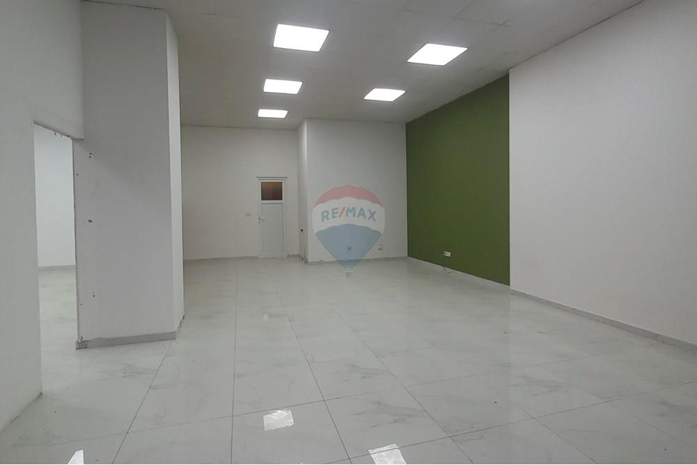 Lëshohet me qira lokali tek Mati 1, Prishtinë. Ky lokal me sipërfaqe prej 104 m² është i vendosur në një nga zonat më të frekuentuara të qytetit. (3)
