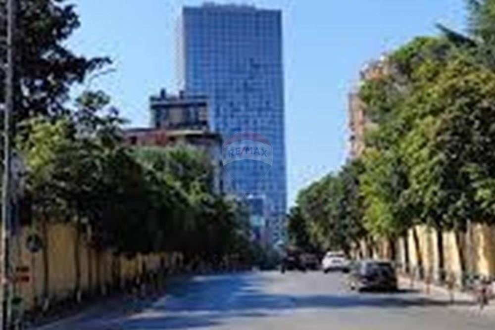 Locale commerciale in vendita su strada di Elbasan