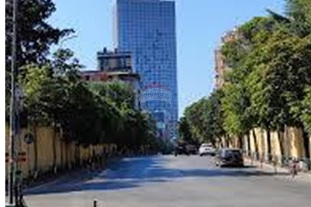 Locale commerciale in vendita su strada di Elbasan (3)