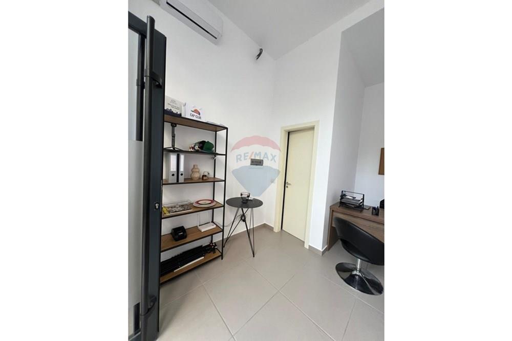 Locale commerciale in vendita in via barrikadave, con una superficie di 16,8 m².