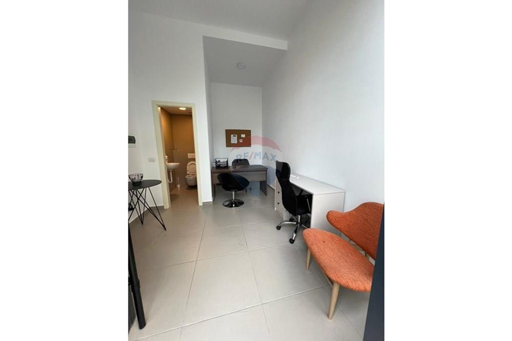 Locale commerciale in vendita in via barrikadave, con una superficie di 16,8 m². (2)