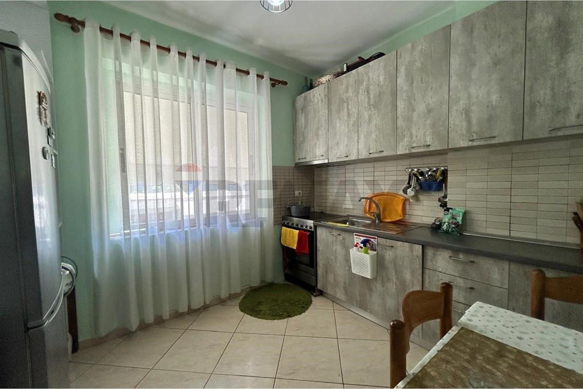 Piso 2+1 en alquiler en el centro de Vlorë cerca de la escuela industrial (3)