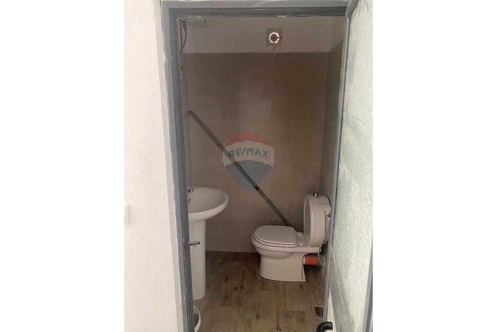 Geschäft zu verkaufen in der nähe von pallati me shigjeta