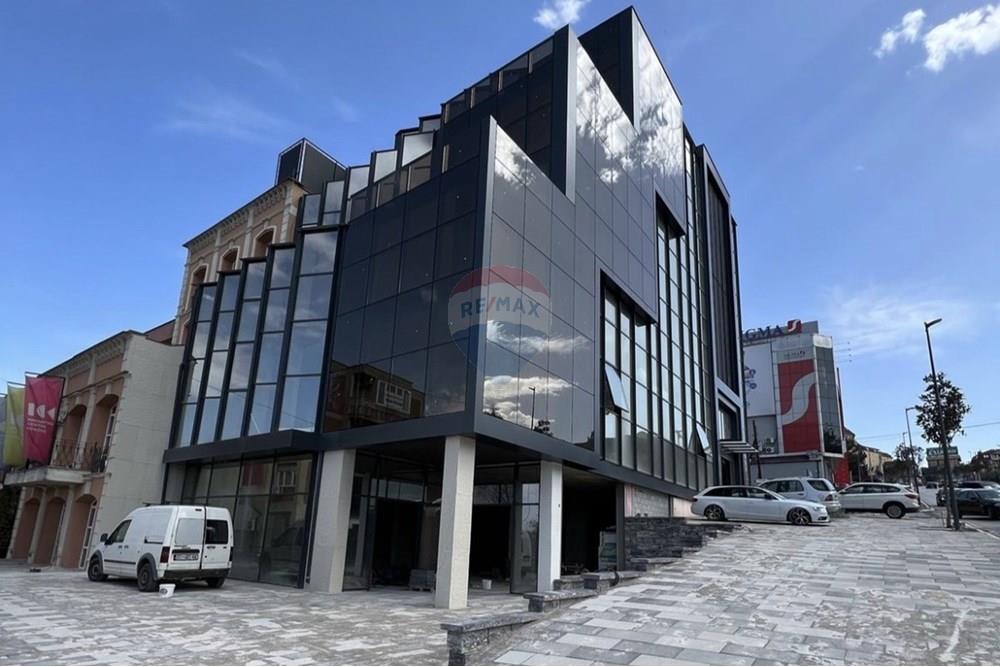 Objekti me qira në lagjen Aktash, Prishtinë. Kjo pronë komerciale ofron një ambient elegant, funksional dhe të përshtatshëm për aktivitete të ndryshme biznesi.