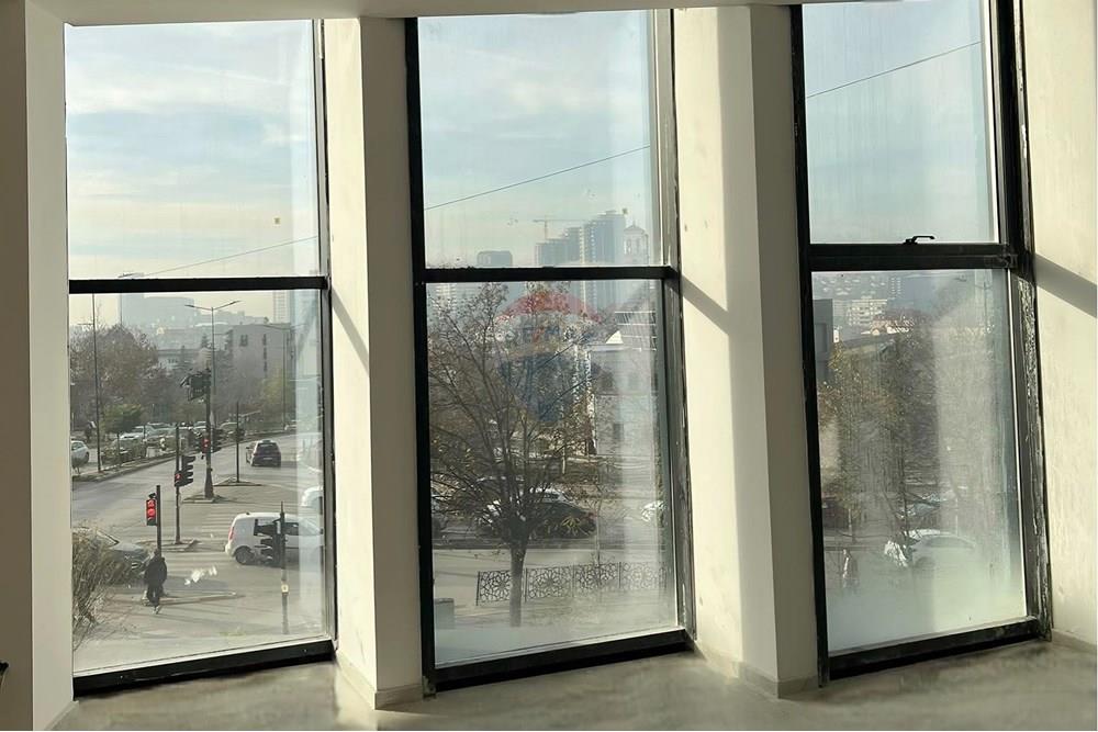 Objekti me qira në lagjen Aktash, Prishtinë. Kjo pronë komerciale ofron një ambient elegant, funksional dhe të përshtatshëm për aktivitete të ndryshme biznesi. (2)