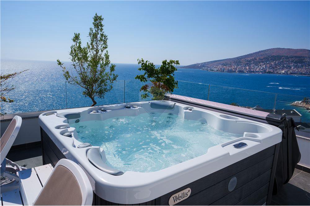 Penthouse luksoz në Sarandë me pamje spektakolare nga deti jon