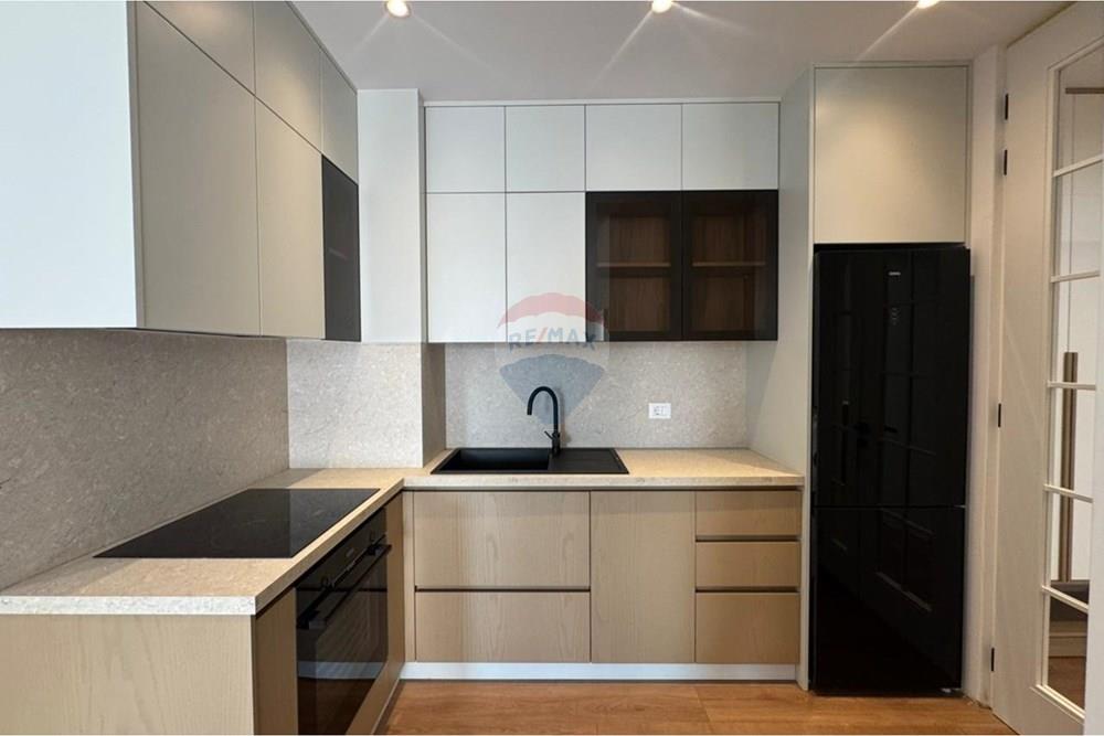 Appartamento situato al quarto piano dell'edificio nel donika center, nel cuore della città. Ha una superficie netta di 77,4 m² e una superficie totale di 88,6 m².