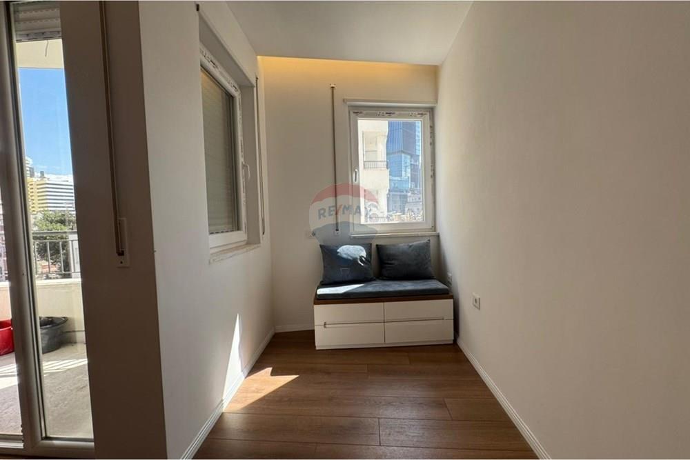 Appartamento situato al quarto piano dell'edificio nel donika center, nel cuore della città. Ha una superficie netta di 77,4 m² e una superficie totale di 88,6 m².