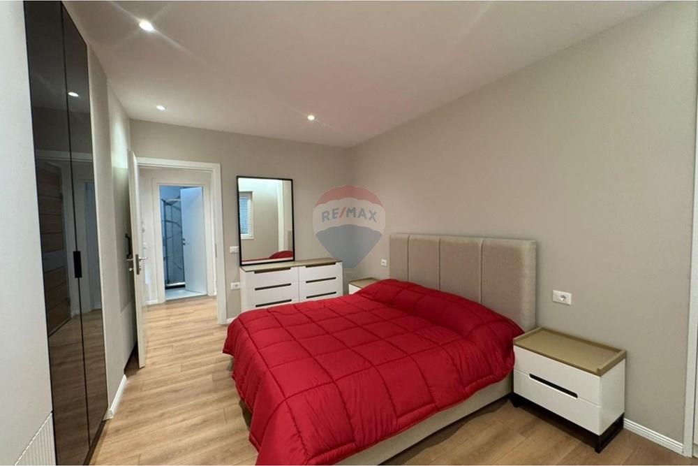 Appartamento situato al quarto piano dell'edificio nel donika center, nel cuore della città. Ha una superficie netta di 77,4 m² e una superficie totale di 88,6 m².